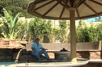 后院Spa,游过酒吧和瀑布